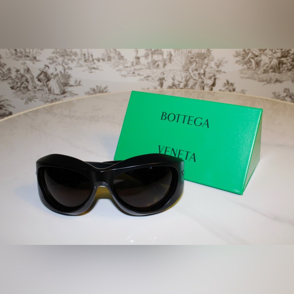 SOLD ‼️ BOTTEGA VENETA SUNGLASSES - BLACK